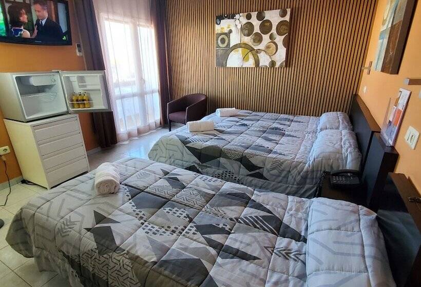 غرفة قياسية ثلاثية, Ampuria Inn