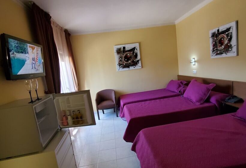 غرفة قياسية ثلاثية, Ampuria Inn