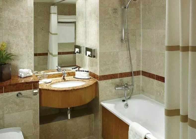 اتاق خانوادگی, Forest Of Arden Hotel And Country Club