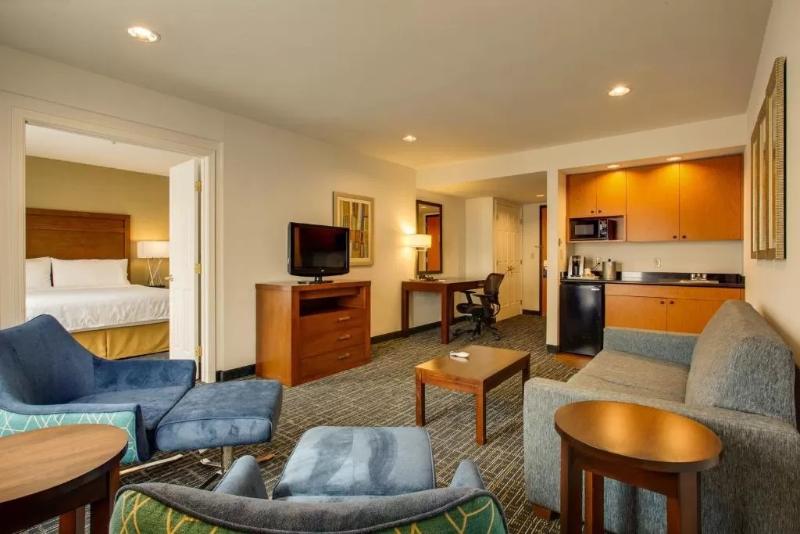 带大床的套房, Holiday Inn Express San Francisco Airport North, An Ihg