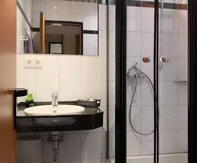 Standard Single Room, Krasemann