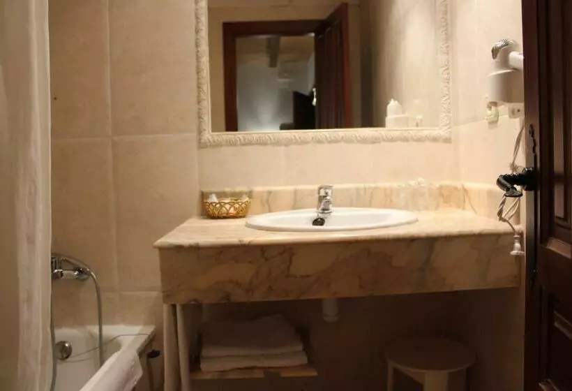 اتاق استاندارد سه نفره, La Villa