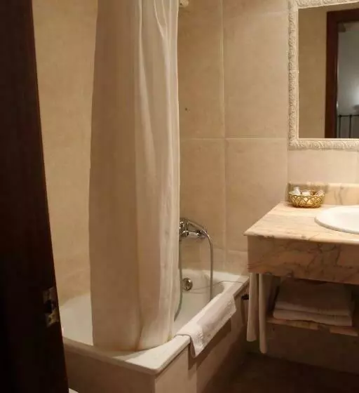 اتاق استاندارد سه نفره, La Villa