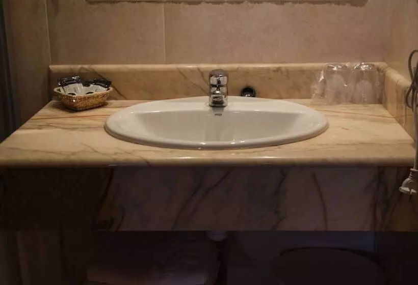 اتاق استاندارد سه نفره, La Villa