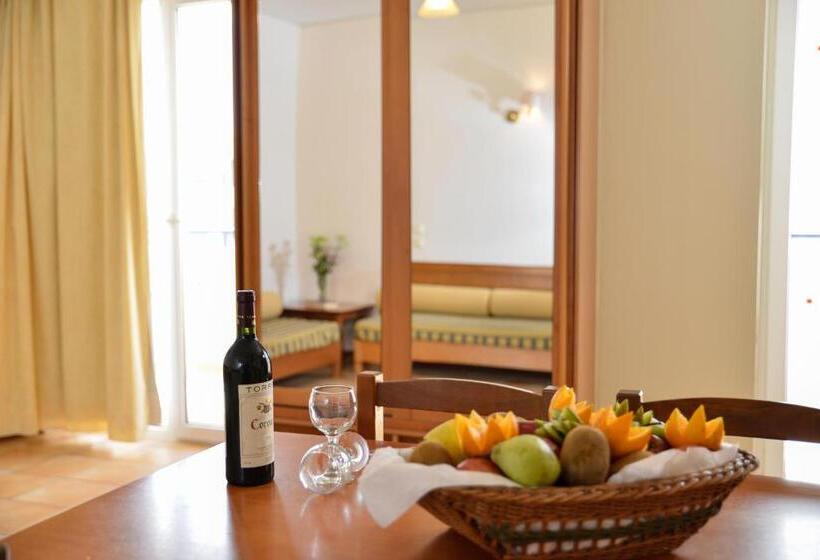 Семейные Апартаменты, Lefkoniko Bay