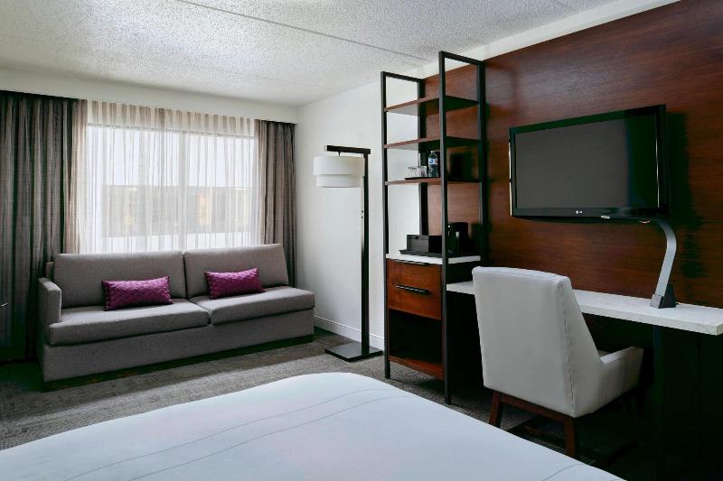 带大床的标准间, Ramada Plaza By Wyndham West Hollywood Hotel & Suites