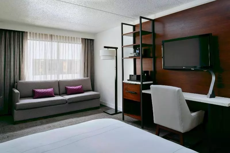 اتاق استاندارد با تخت بزرگ, Ramada Plaza By Wyndham West Hollywood Hotel & Suites