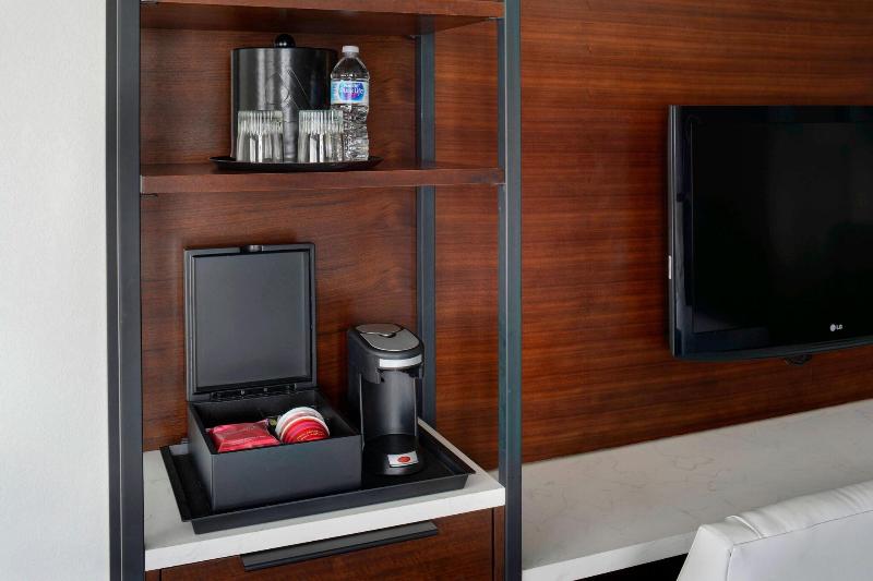 带大床的标准间, Ramada Plaza By Wyndham West Hollywood Hotel & Suites