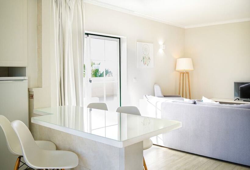 带泳池景观及2个卧室的公寓, Vitor S Plaza