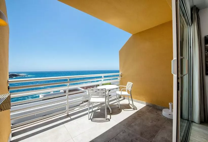 استودیوی استاندارد با چشم‌انداز دریا, Atlantic Holiday