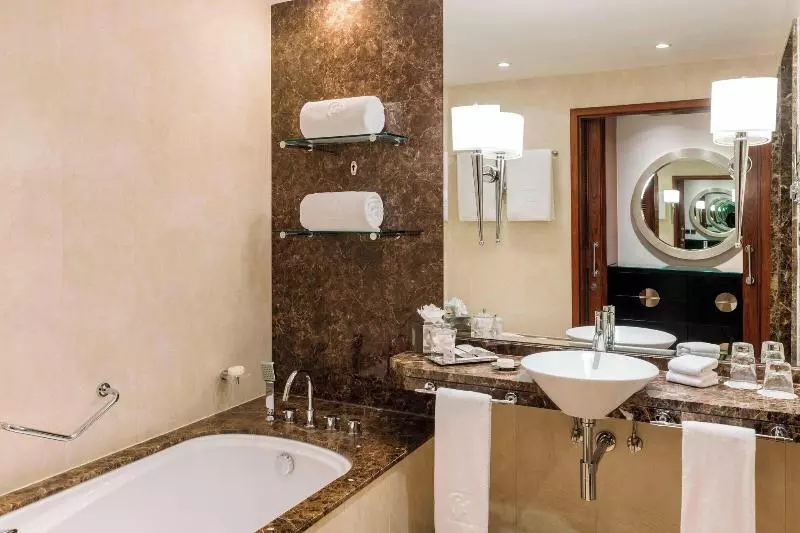 キングサイズベッドのデラックスルーム, Grosvenor House, A Luxury Collection Hotel, Dubai