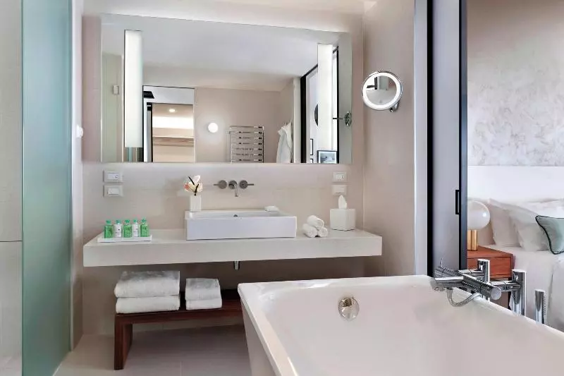 キングサイズベッドのデラックスルーム, Grosvenor House, A Luxury Collection Hotel, Dubai