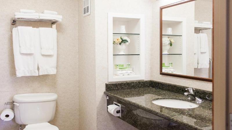 스위트 킹사이즈 침대, Holiday Inn Express Turlock, An Ihg