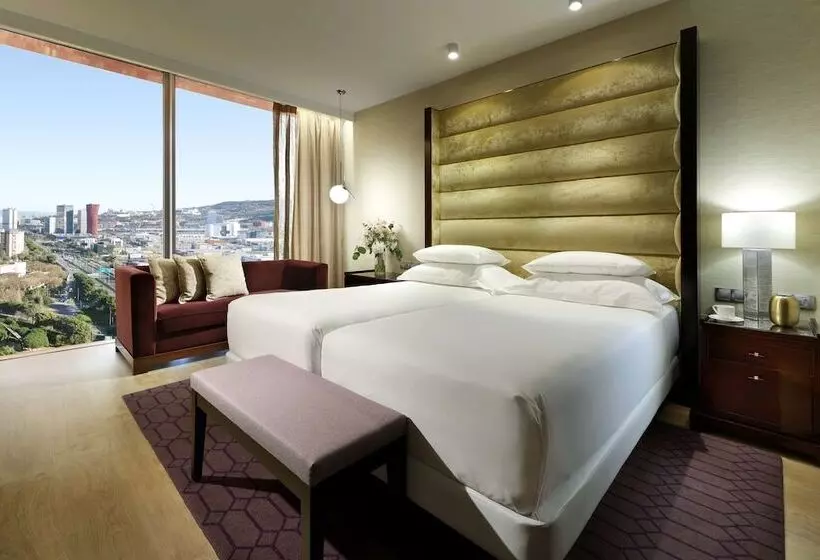اتاق استاندارد با چشمانداز شهر, Hyatt Regency Barcelona Tower