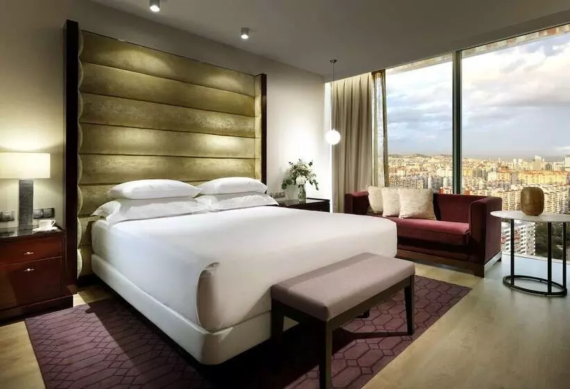 اتاق کلاب, Hyatt Regency Barcelona Tower