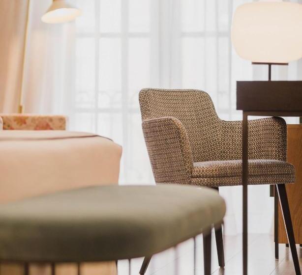 اتاق لوکس, Molina Lario