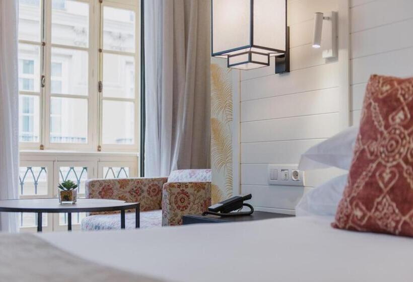 اتاق لوکس خانوادگی, Molina Lario