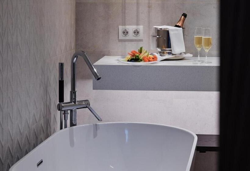 سوییت جونیور با چشم‌انداز دریا, Molina Lario