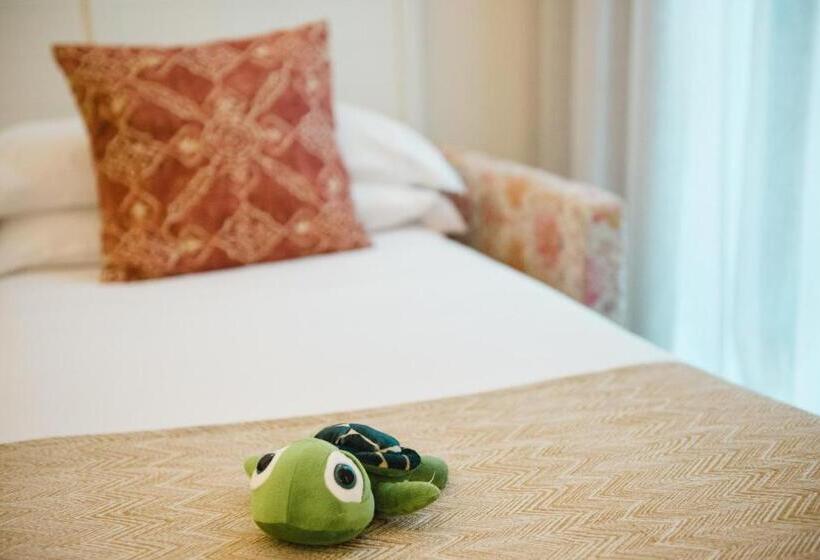 اتاق لوکس سه تخته, Molina Lario