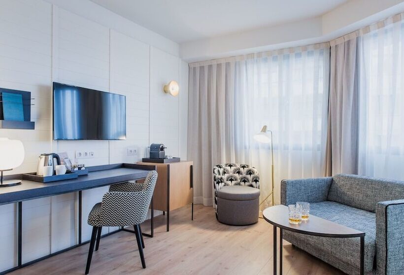 اتاق لوکس, Molina Lario