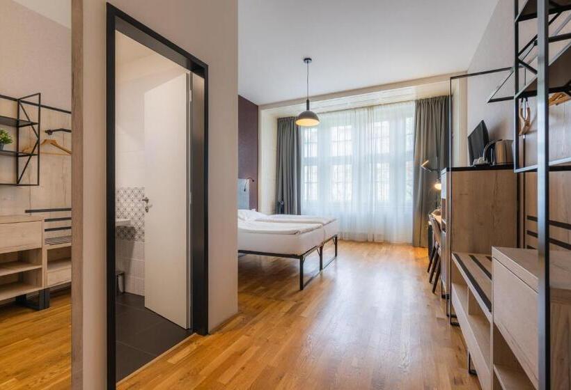 استودیوی سوپریور, Ea Aparthotel Melantrich