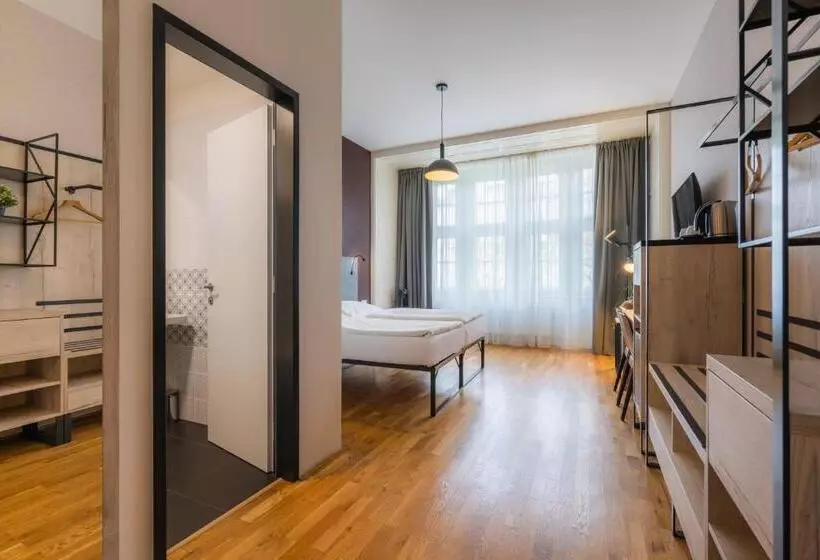 استودیوی سوپریور, Ea Aparthotel Melantrich