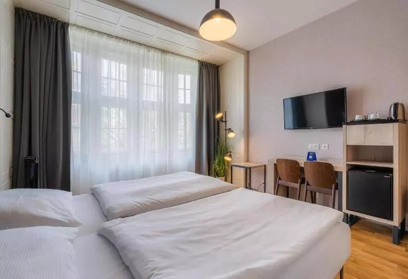 استودیوی سوپریور, Ea Aparthotel Melantrich