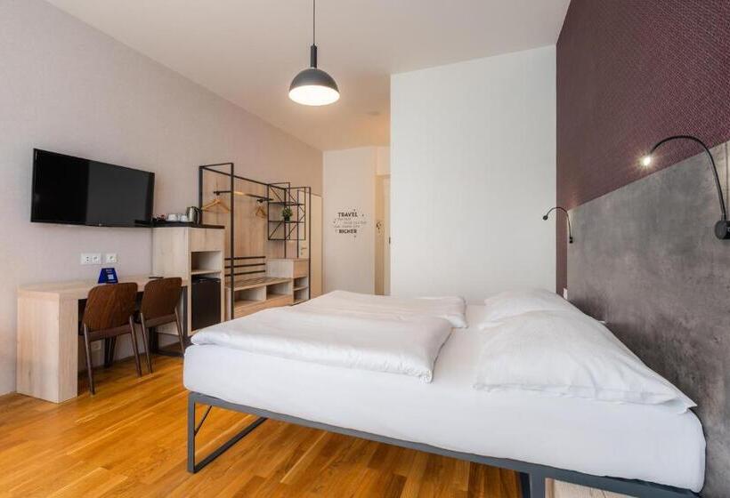 استودیوی سوپریور, Ea Aparthotel Melantrich