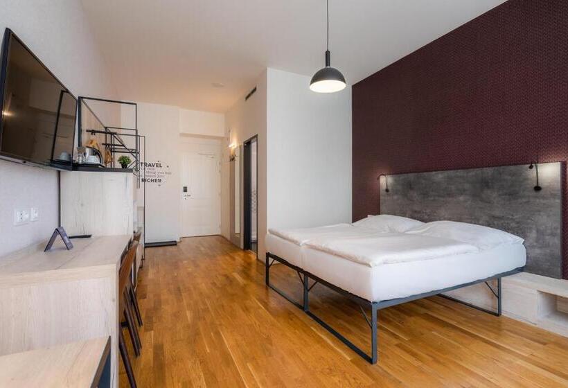 استودیوی سوپریور, Ea Aparthotel Melantrich