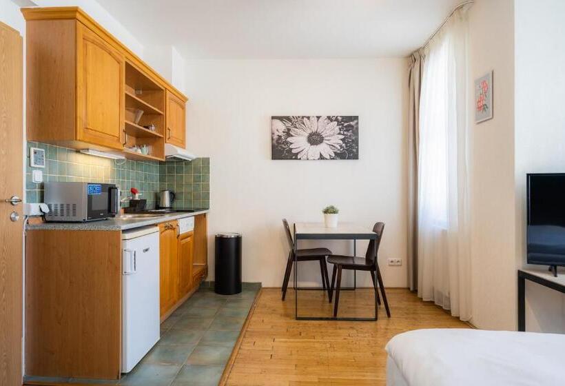 استودیوی سوپریور, Ea Aparthotel Melantrich