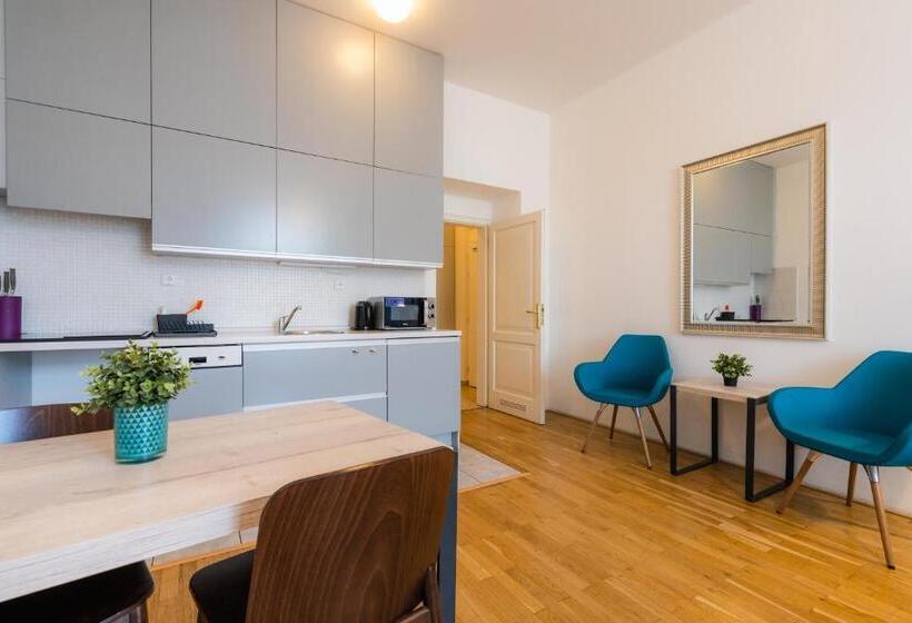 استودیوی استاندارد, Ea Aparthotel Melantrich