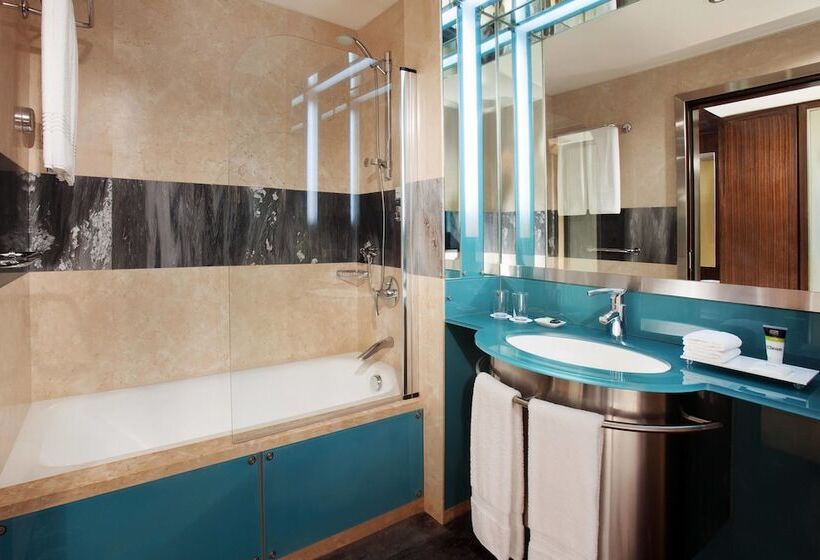 Номер Классика Двуспальная Кровать, Four Points By Sheraton Le Verdun