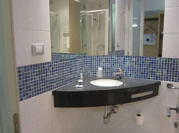 חדר סטנדרט לארבעה, Ih Hotels Milano Gioia