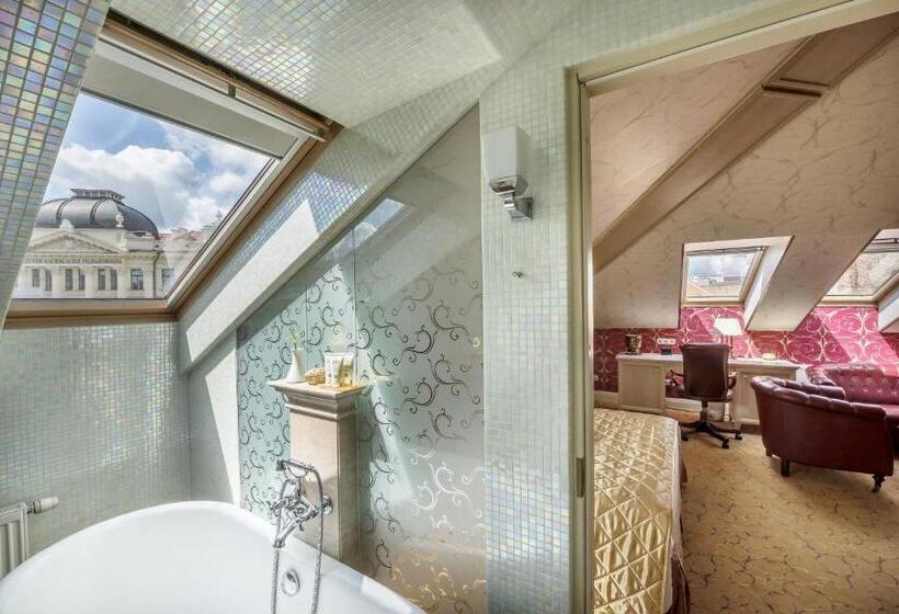 سوییت جونیور, Imperial Hotel & Restaurant