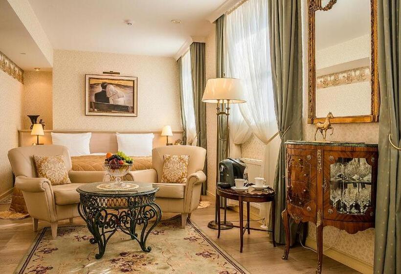 سوییت جونیور, Imperial Hotel & Restaurant