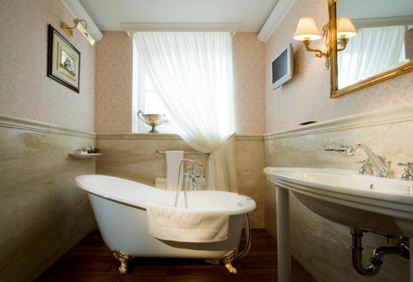 سوییت جونیور, Imperial Hotel & Restaurant