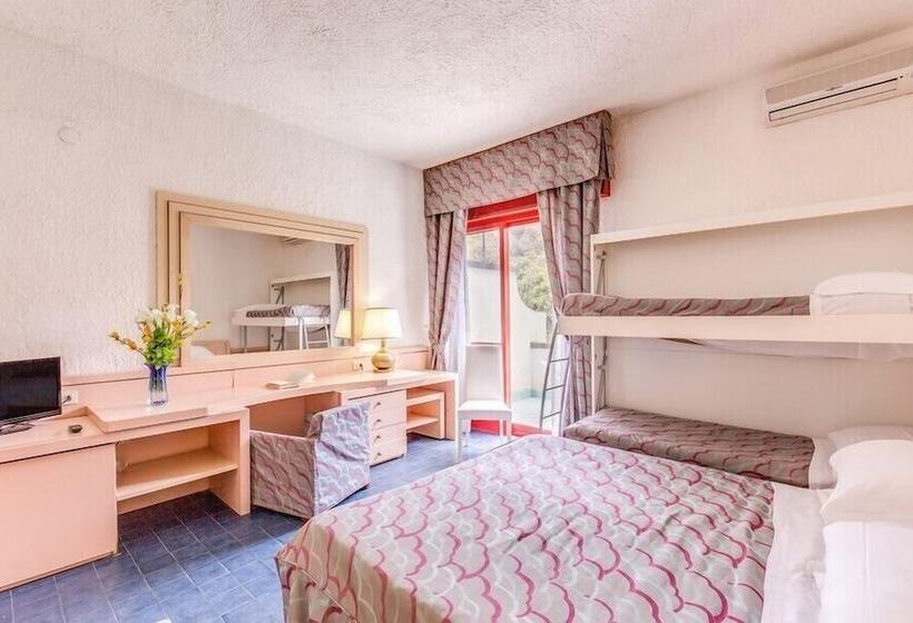 غرفة قياسية رباعية, Marina Club