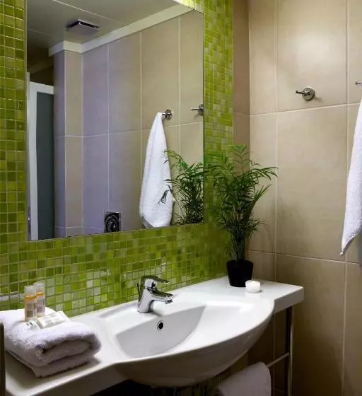 اتاق استاندارد سه نفره با چشم‌انداز کنار دریا, Mouikis Hotel Kefalonia