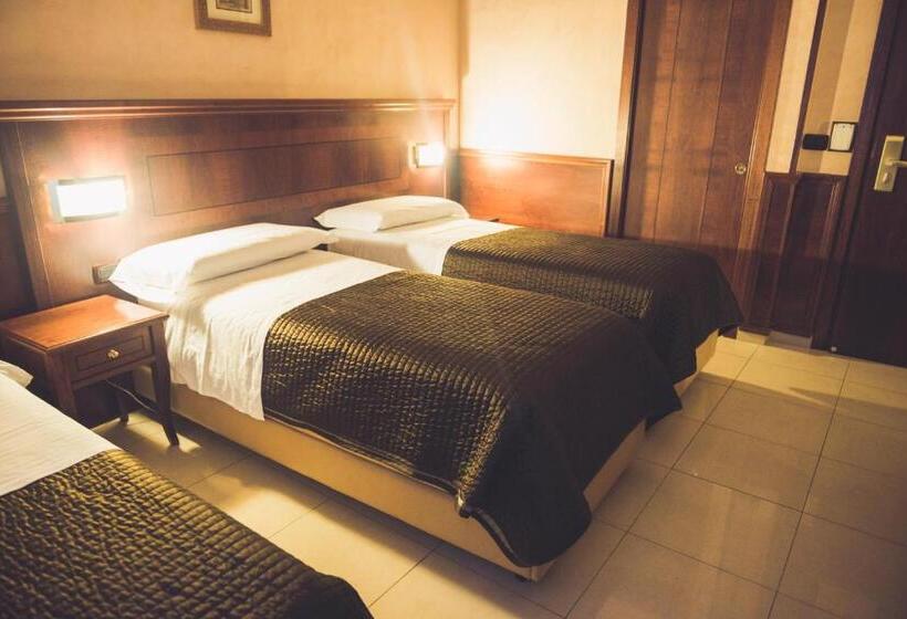 חדר קומפורט לשלושה, Robinson