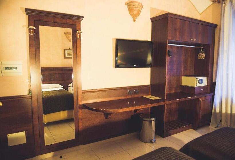 חדר קומפורט לשלושה, Robinson