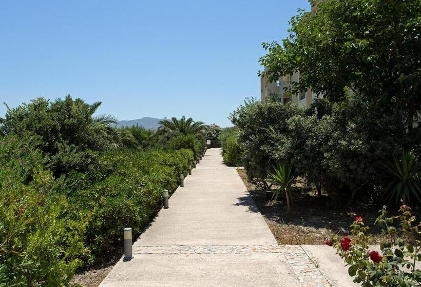 Standard Triple Room Garden View, The Majestic