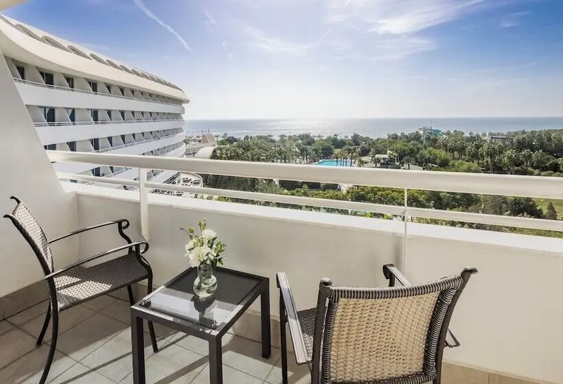 اتاق لوکس با بالکن و چشم‌انداز دریا, Concorde De Luxe Resort