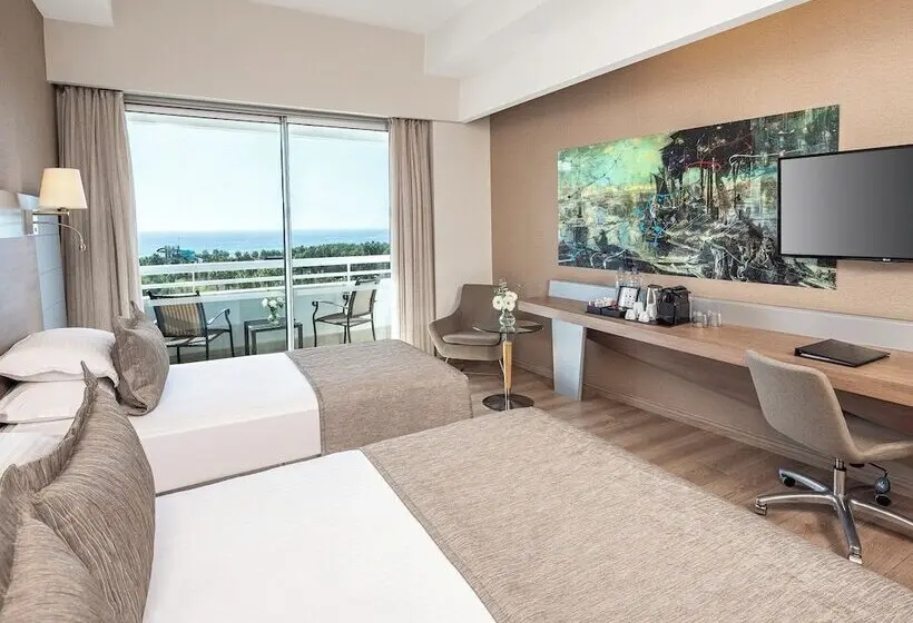 اتاق لوکس با بالکن و چشم‌انداز دریا, Concorde De Luxe Resort