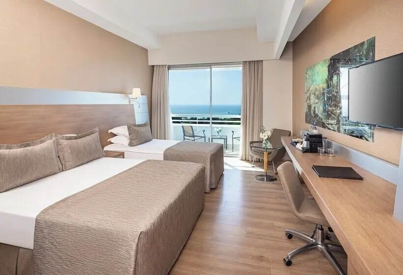 اتاق لوکس با بالکن و چشم‌انداز دریا, Concorde De Luxe Resort