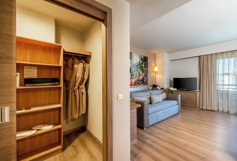 اتاق سوپریور با چشم‌انداز شهر, Concorde De Luxe Resort