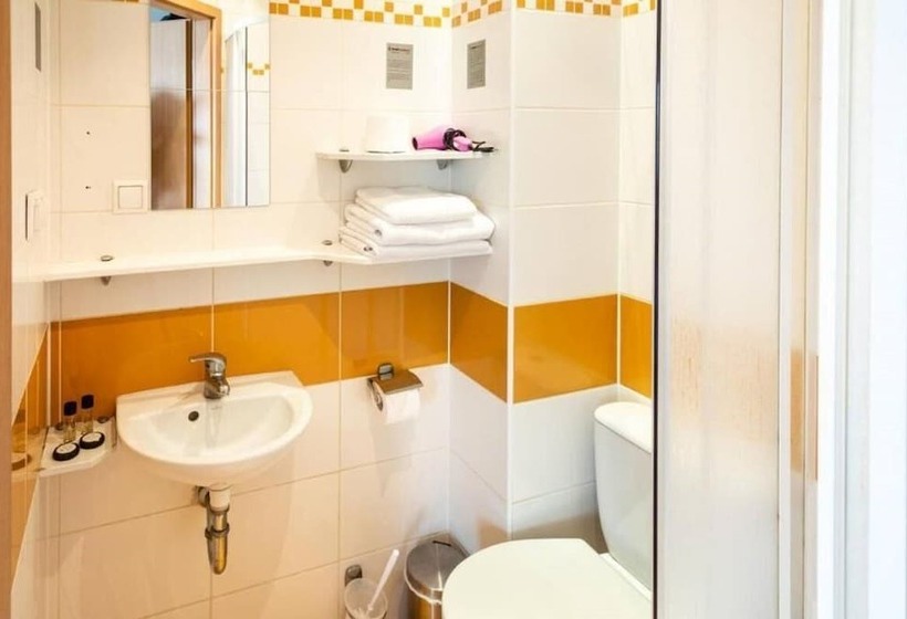 اتاق استاندارد سه نفره, Lechicka