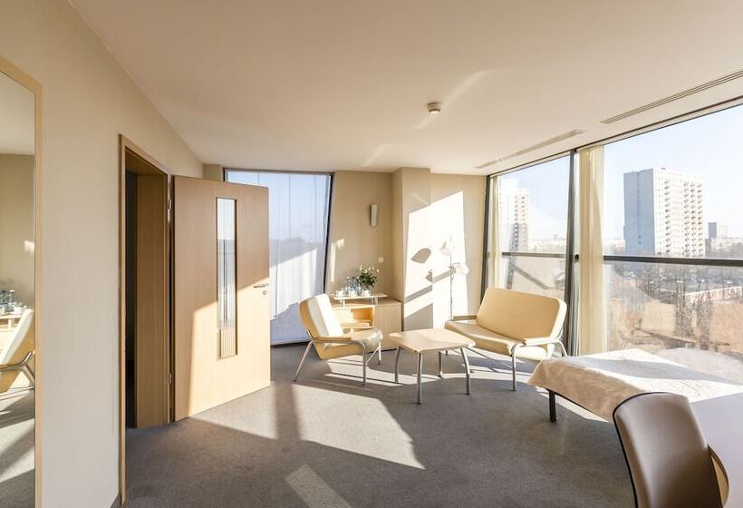 اتاق استاندارد سه نفره, Lechicka