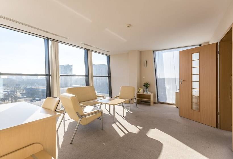 اتاق استاندارد سه نفره, Lechicka