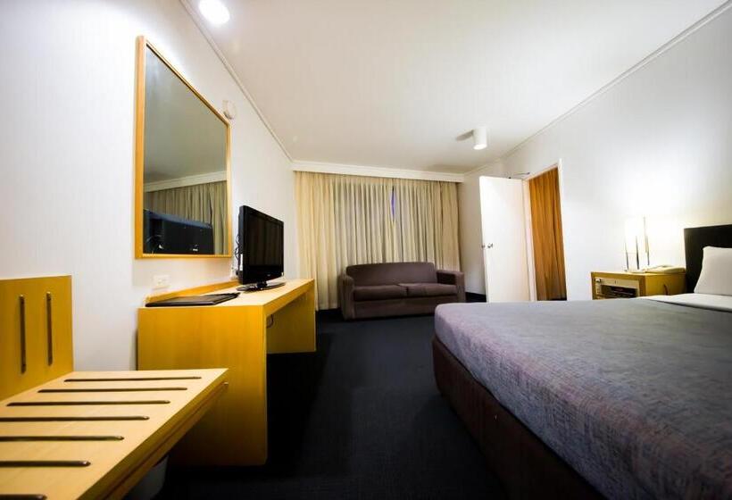 דירת משפחה, Sandown Regency Hotel & Apartments