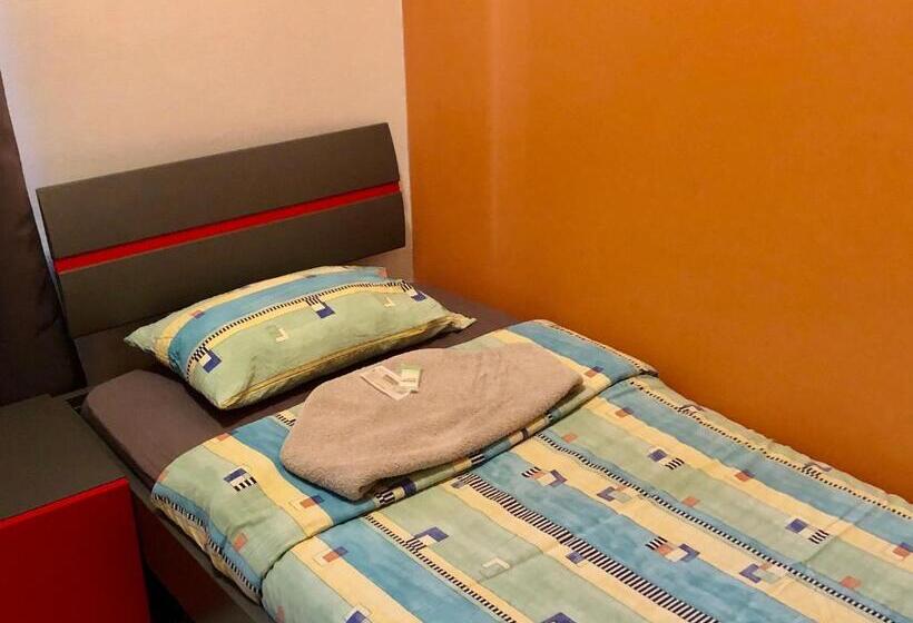 标准单人间, Auberge Pour Tous